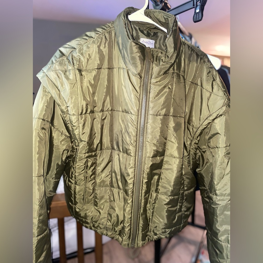 Women’s cropped full zip jacket. Sleeves zip off to become a vest! Size Large.